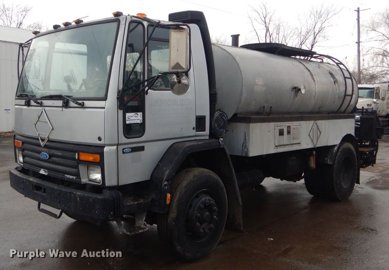 1992 Ford CF8000 oil distribution truck - DH6442