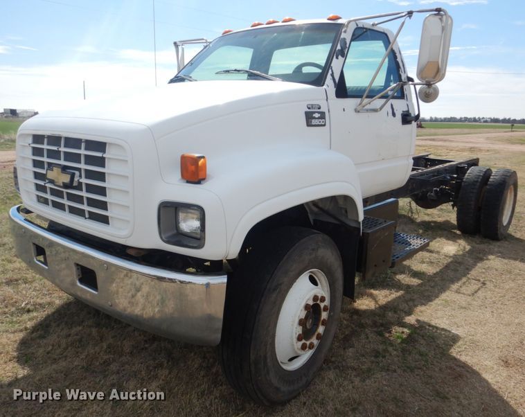 1997 Chevrolet C6500 truck cab and chassis - GO9106