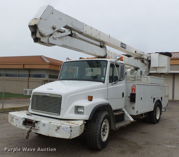 2001 Freightliner FL80 bucket truck - DH7913