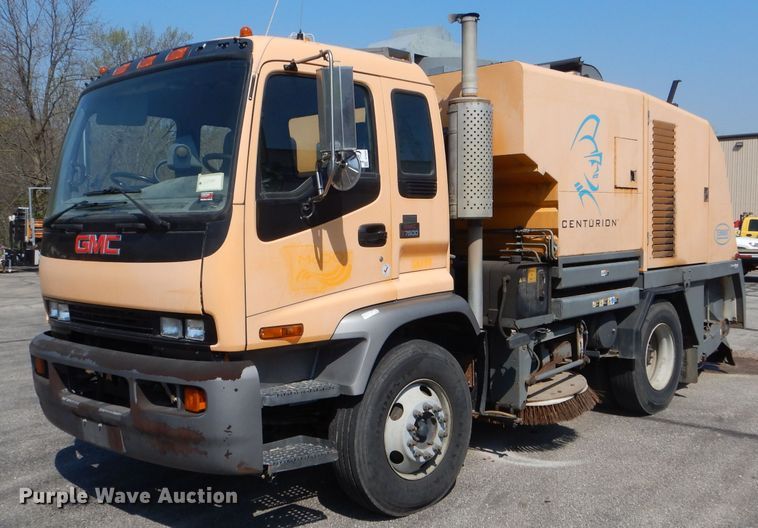 2004 GMC T7500 street sweeper - DF3055