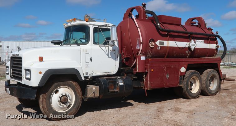 1995 Mack RD690S tank truck - DG7157