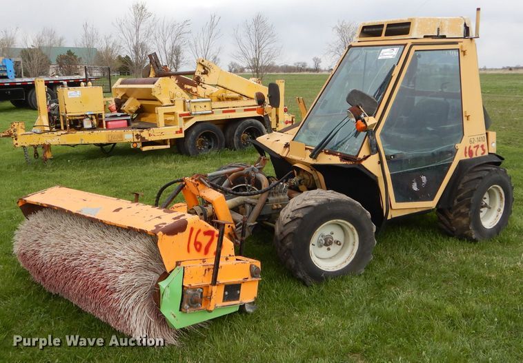 Aebi TT70 slope tractor broom - DF3063