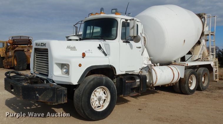 1995 Mack DM690S ready mix truck - DG6407