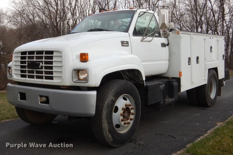 2000 Chevrolet C6500 utility bed truck with crane - FX9081