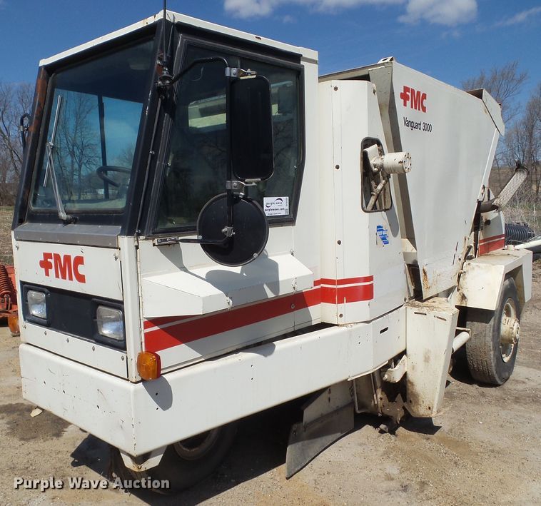 1986 FMC Vanguard 3000 street sweeper - DF0833