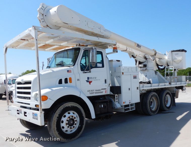 2004 Sterling L-Line bucket truck - DH2465