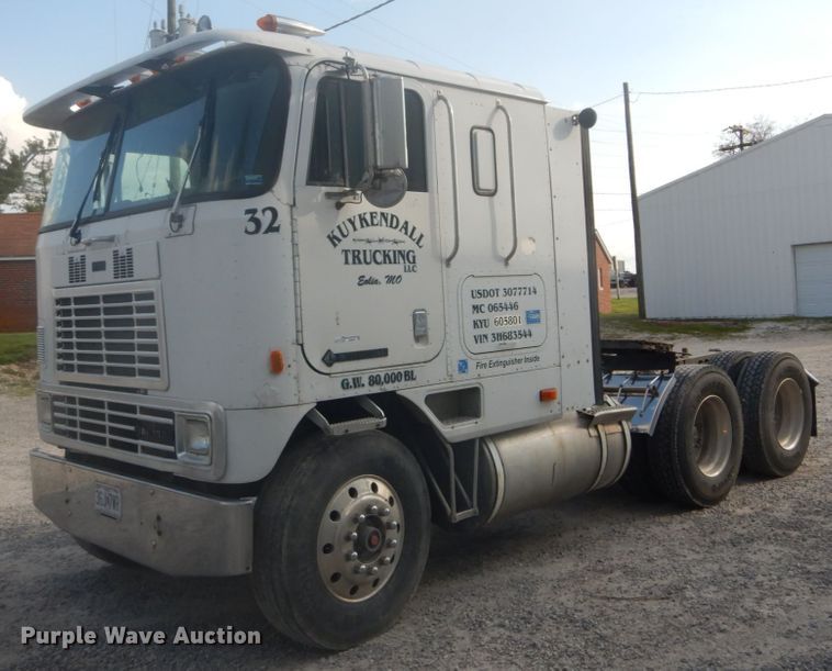 1995 International 9600 semi truck - GB9954