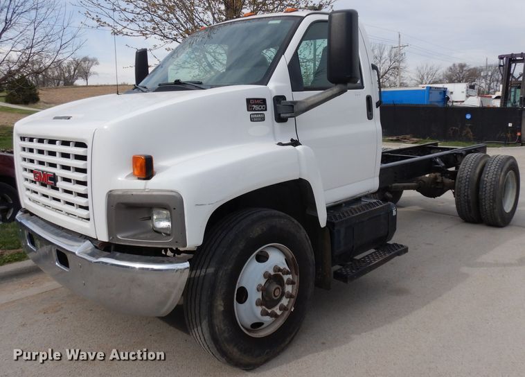 2006 GMC C7500 truck cab and chassis - GY9067