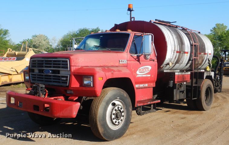 1993 Ford F700 oil distributor truck - DI2490