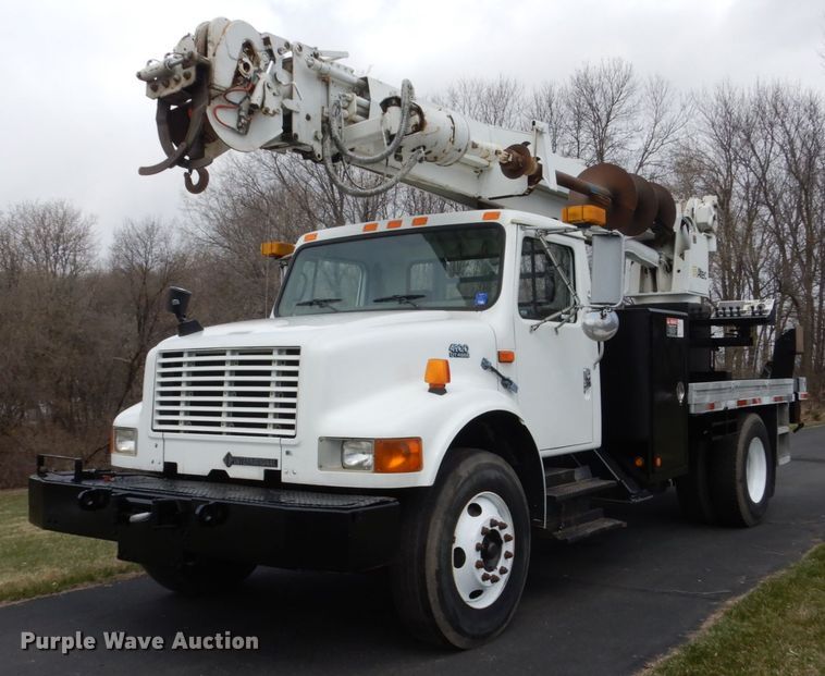 2000 International 4900 digger derrick truck - FX9087
