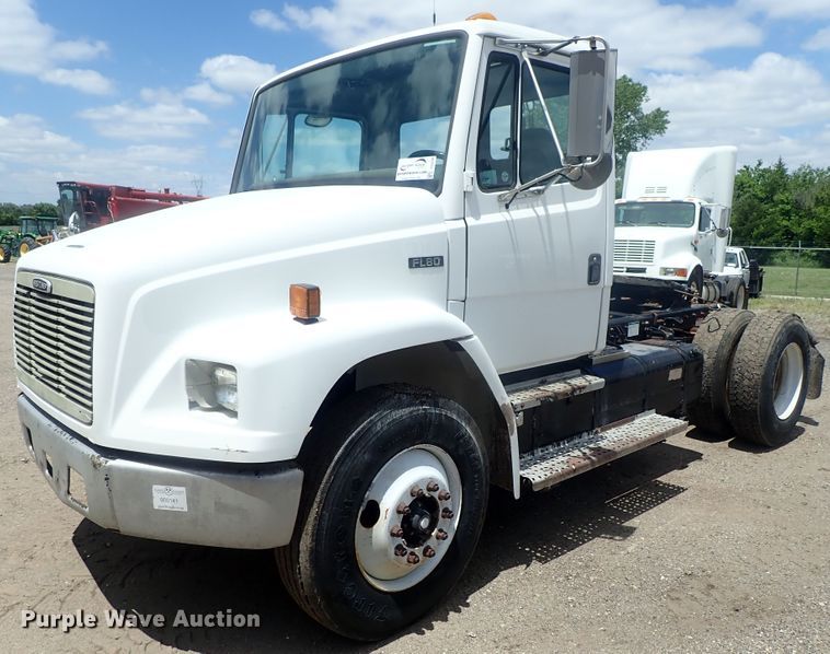 2000 Freightliner FL80  semi truck - DG3236