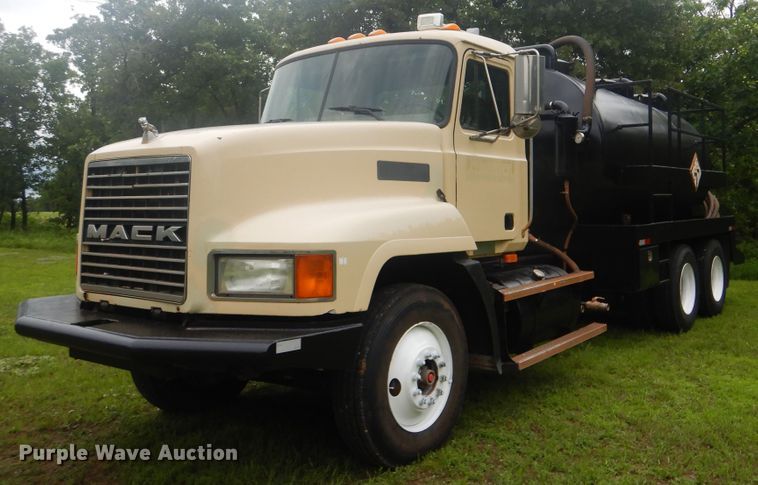 2000 Mack CH613  tank truck - DG8607