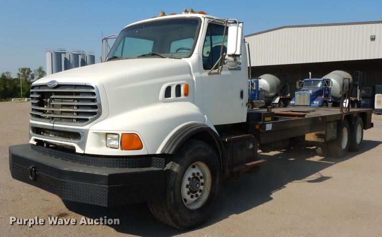 1998 Ford Louisville  flatbed truck - DG7831
