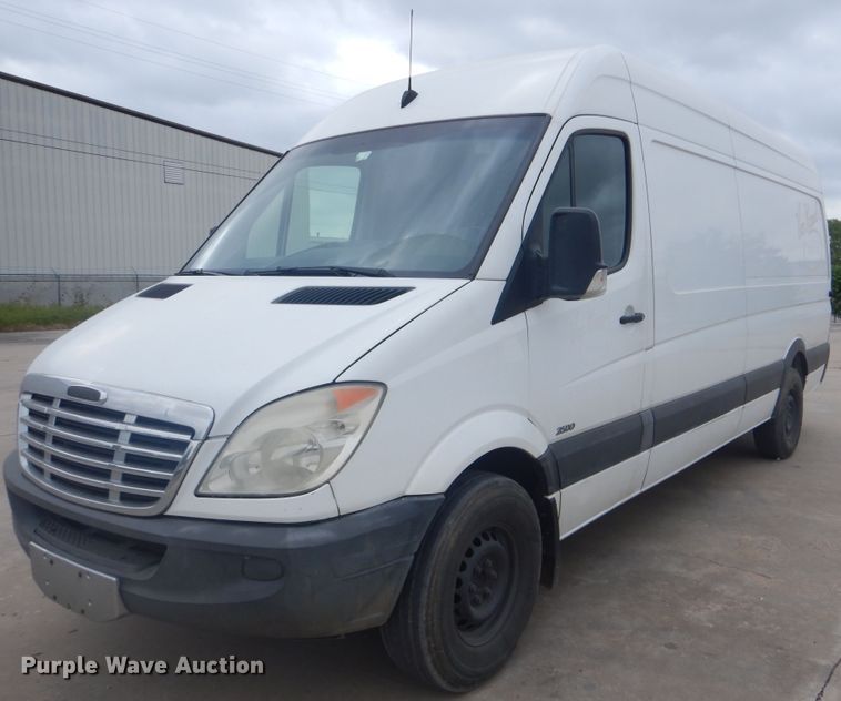 2010 Freightliner Sprinter 2500  van - DG8674