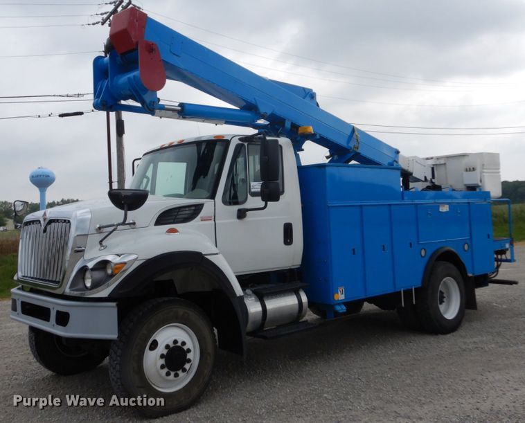 2011 International 7300SFA  bucket truck - DH5113