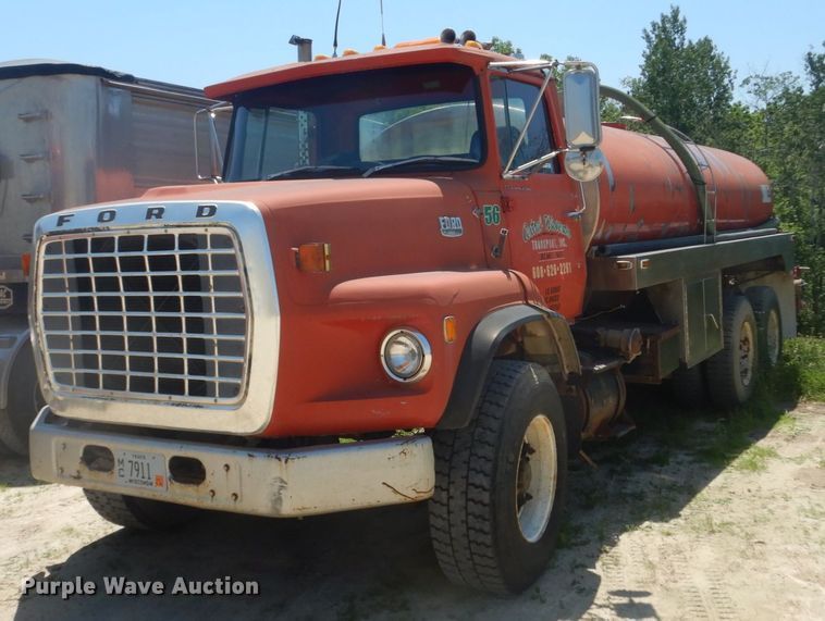 1981 Ford 8000  tank truck - GA9086