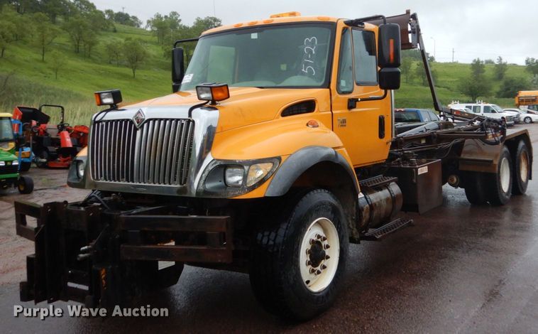 2004 International 7400  hook lift truck - DH5539