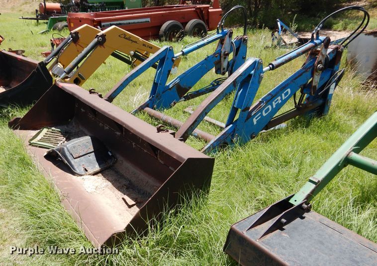 Ford 2360 loader - HM9183