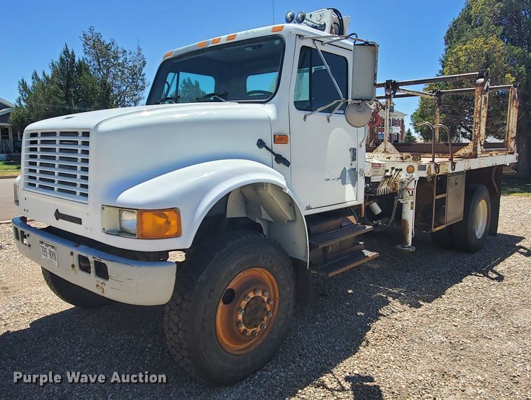 1993 International 4800  crane truck - HK9114
