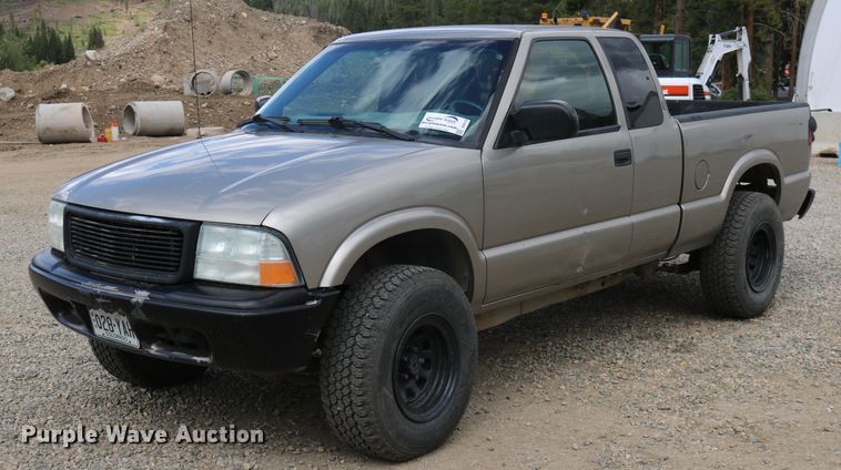 2003 GMC Sonoma  Ext. Cab pickup truck - DD6128