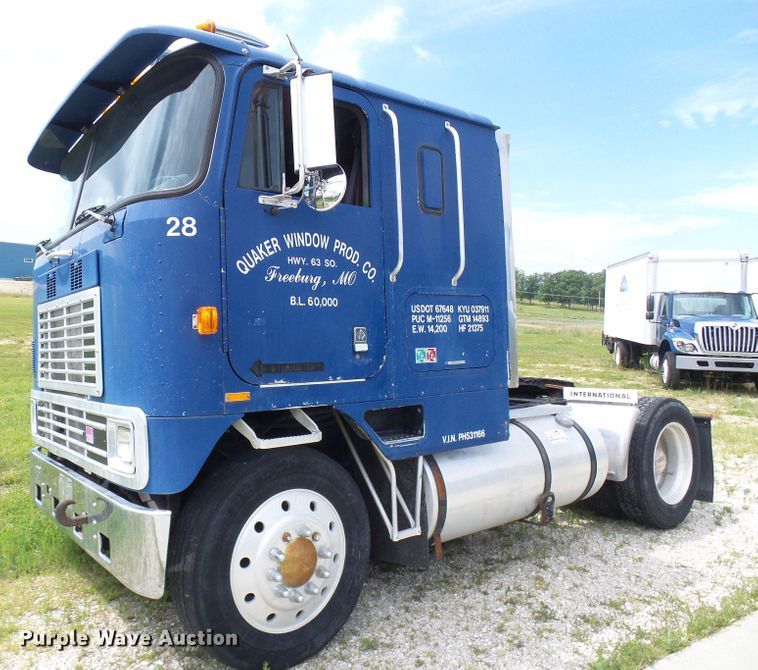 1993 International 9600  semi truck - DG1976