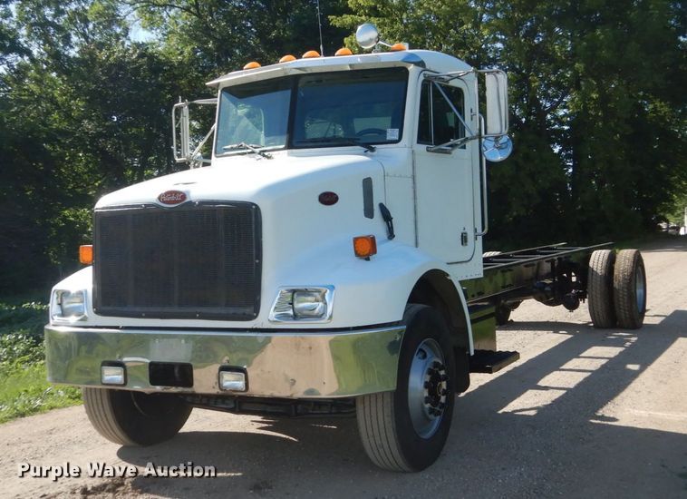 2005 Peterbilt 330  truck cab and chassis - FK9379