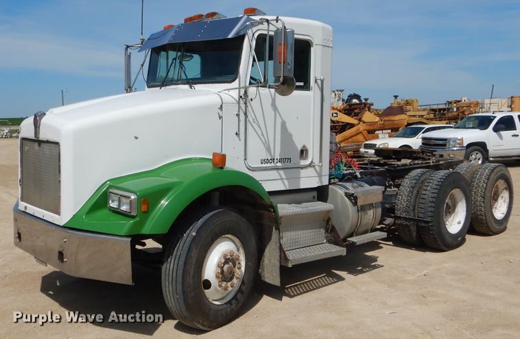 1992 Kenworth T400  semi truck - HM9621