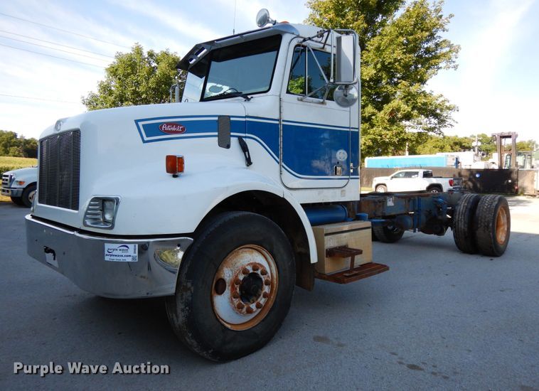 2004 Peterbilt 330  truck cab and chassis - DH6544