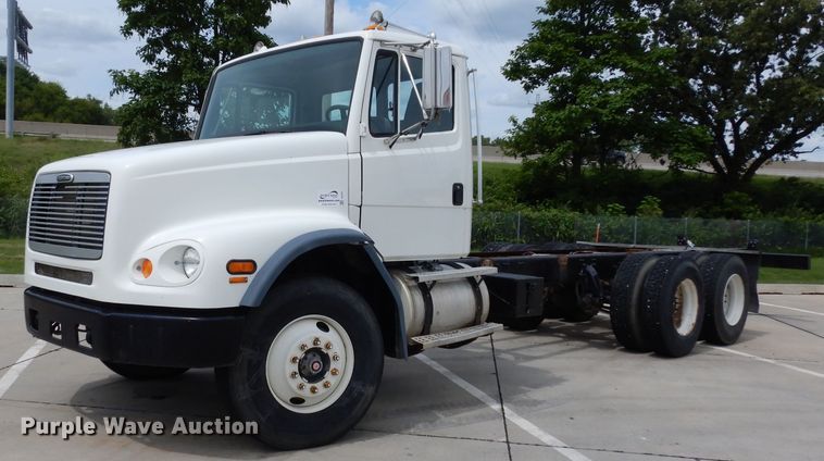 2002 Freightliner FL112  truck cab and chassis - DJ4337