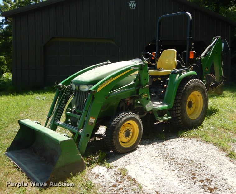 2005 John Deere 3320  MFWD tractor - GV9205