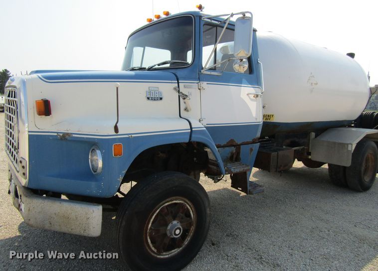 1986 Ford L8000  propane delivery truck - GQ9093