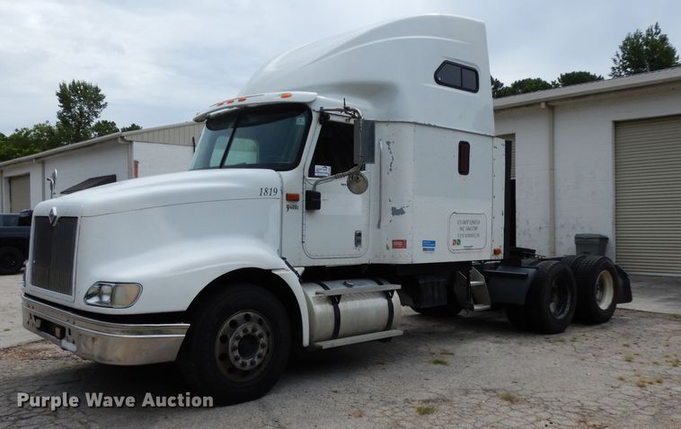 2004 International 9400i  semi truck - DG6874