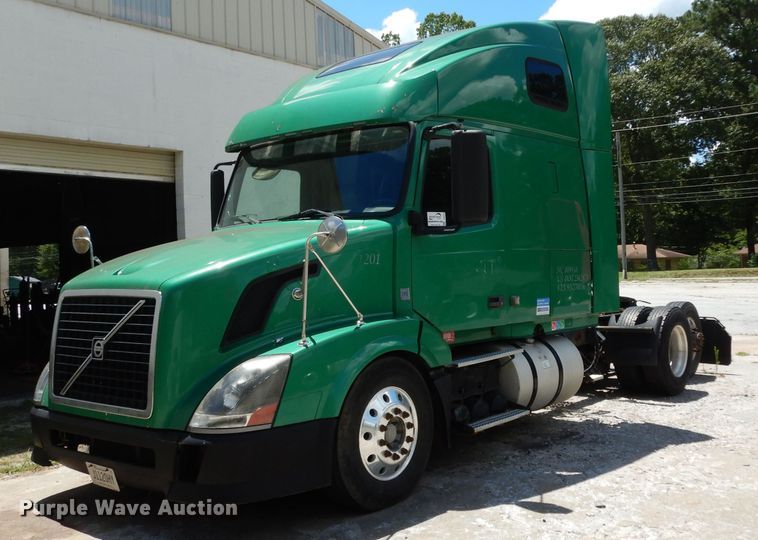 2009 Volvo VN Series  semi truck - DG6876