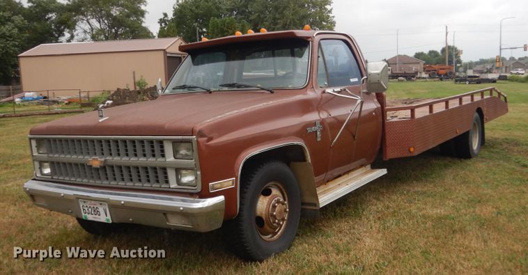 1982 Chevrolet C30  flatbed tow truck - FT9042