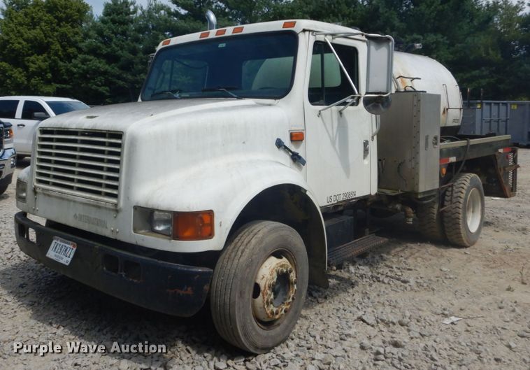 1993 International 4700  vacuum truck - GR9722