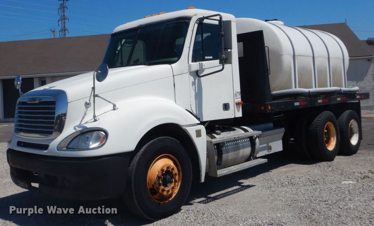 2001 Freightliner Columbia  flatbed truck - GR9729