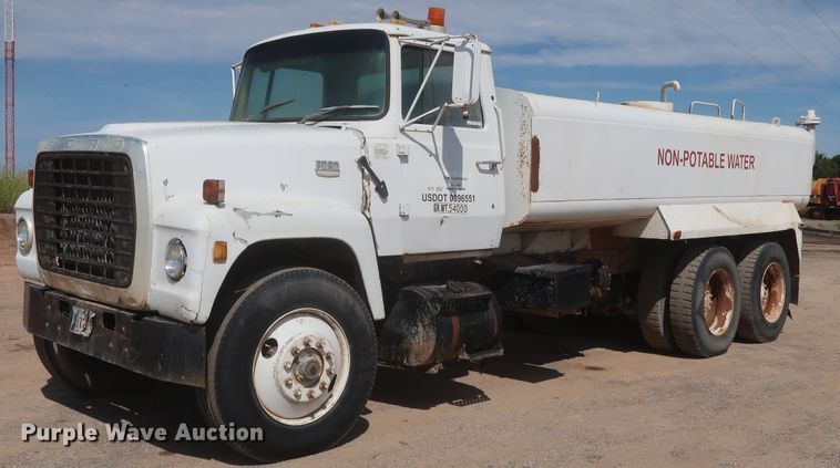 1980 Ford 8000  water truck - HT9732