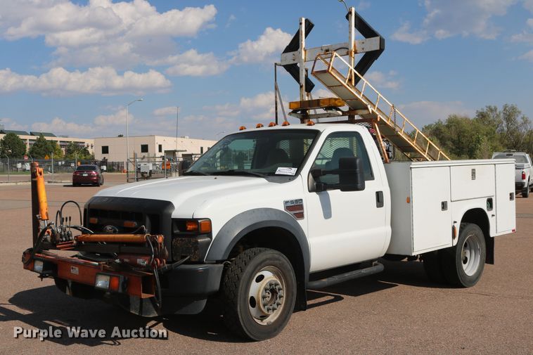 2009 Ford F550 Super Duty  utility truck with post puller - DD6147