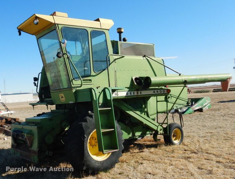 John Deere 4400 combine - GE9283
