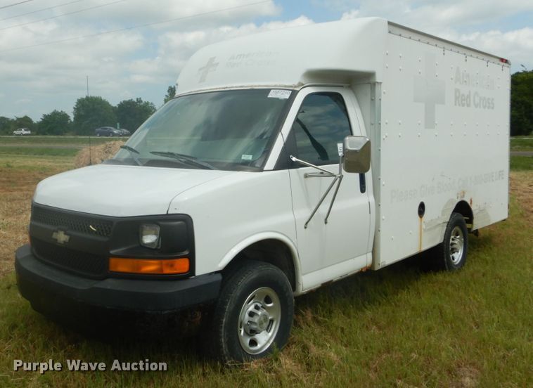 2005 Chevrolet Express 3500  delivery truck - DH5130