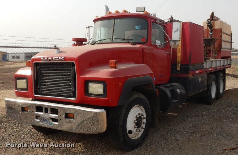 1993 Mack RD688S  flatbed truck with fluid mixing system - DJ6505