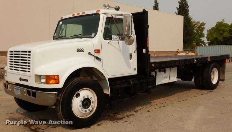 1998 International 4900  flatbed truck - DJ6507