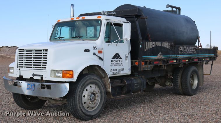 1995 International 4900  flatbed truck with tank - DD5409