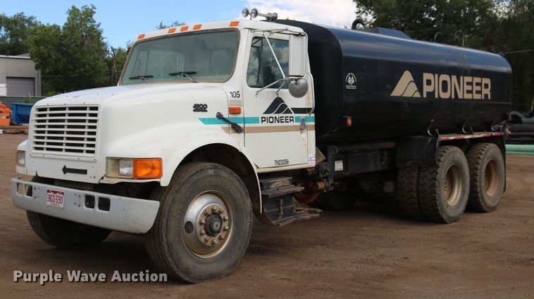 1996 International 4900  tank truck - DD6121