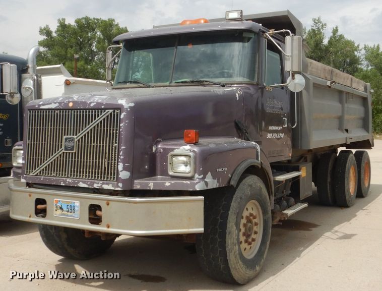 1997 Volvo WG  dump truck - FT9122