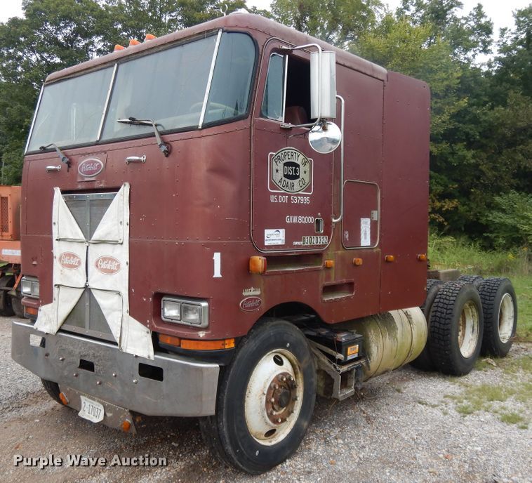 1985 Peterbilt 362  semi truck - DI7739