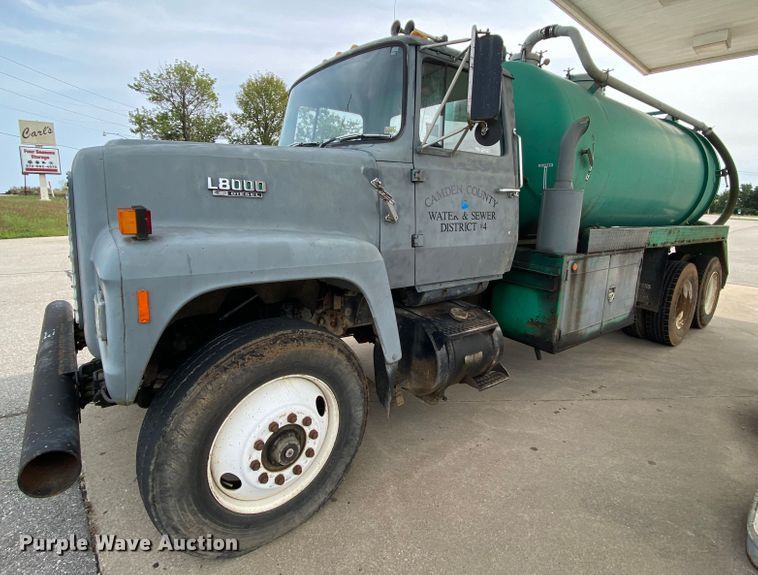 1989 Ford L8000  sewage pump truck - HA9645