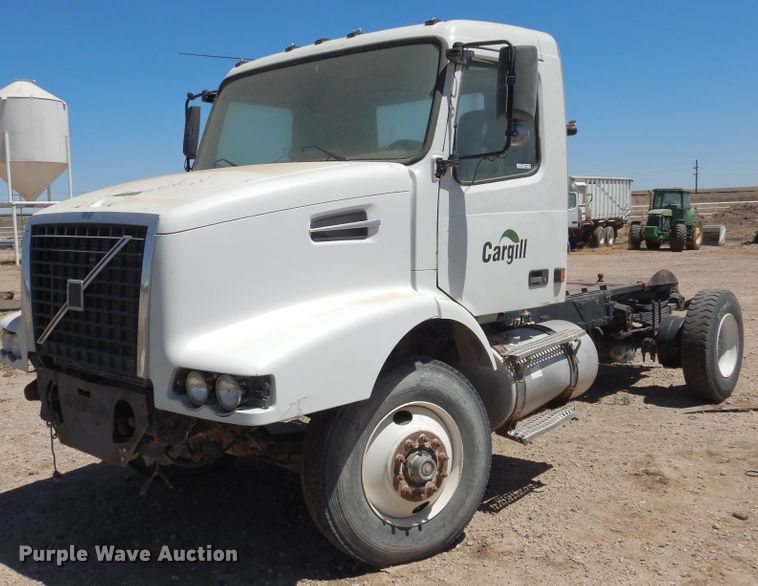 2004 Volvo VHD  truck cab and chassis - GN9927