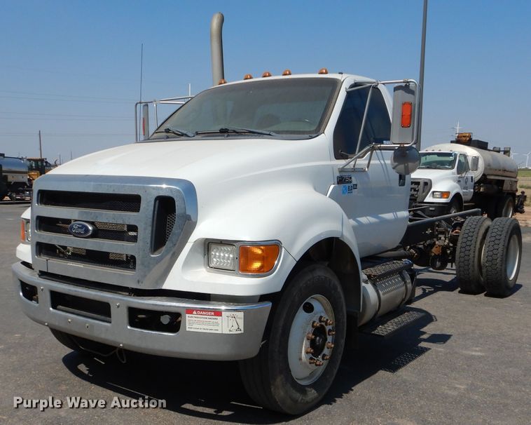 2013 Ford F750 Super Duty  truck cab and chassis - HC9117