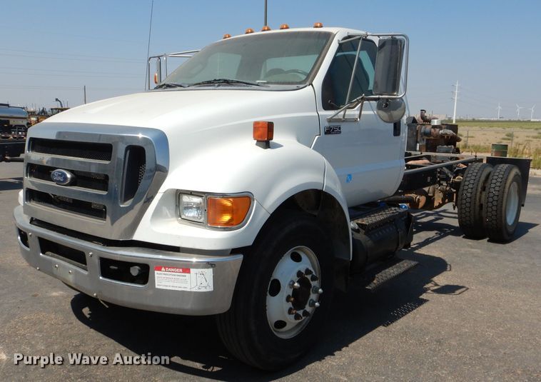2011 Ford F750 Super Duty  truck cab and chassis - HC9119